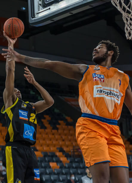 与之相映成 与之相映成