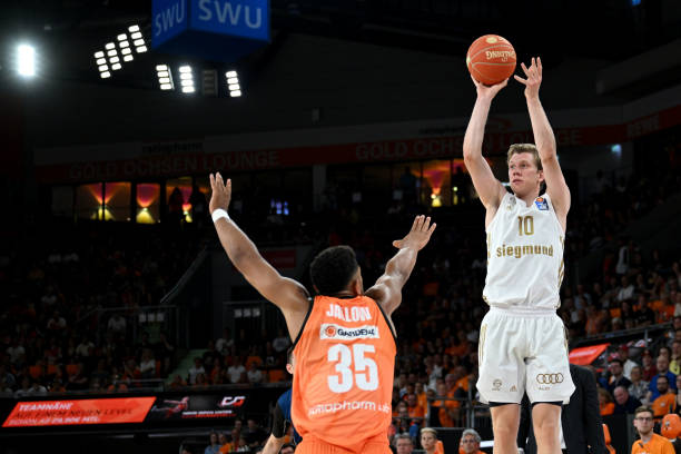 麦肯尼不在 麦肯尼不在